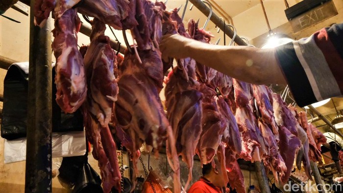 Jelang Ramadan, harga berbagai bahan makanan mulai menjadi sorotan. Di Jakarta, harga daging sapi berkisar Rp 135 ribu hingga Rp 145 ribu menjelang bulan puasa.