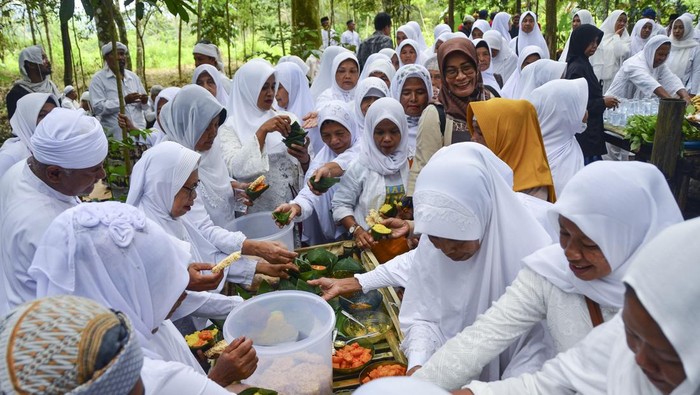 Jelang Ramadhan, Warga Ciamis Bersihkan Diri Lewat Tradisi Nyepuh Sejumlah tokoh adat dan masyarakat berdoa di makam KH Eyang Penghulu Gusti saat tradisi adat Nyepuh di Desa Ciomas, Kecamatan Panjalu, Kabupaten Ciamis, Jawa Barat, Senin (21/3/2022). Tradisi Nyepuh yang sudah berlangsung secara turun temurun tersebut merupakan upacara adat warga Desa Ciomas untuk mensucikan diri lahir dan batin sebelum melaksanakan ibadah puasa di bulan suci Ramadhan. ANTARA FOTO/Adeng Bustomi/wsj.