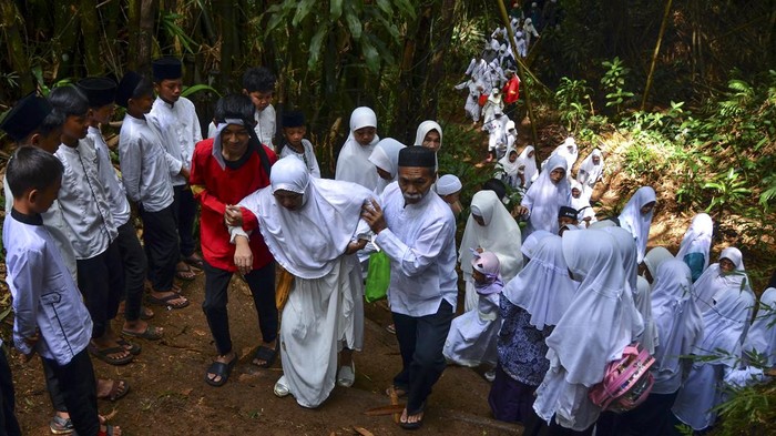 Sejumlah tokoh adat dan masyarakat berdoa di makam KH Eyang Penghulu Gusti saat tradisi adat Nyepuh di Desa Ciomas, Kecamatan Panjalu, Kabupaten Ciamis, Jawa Barat, Senin (21/3/2022). Tradisi Nyepuh yang sudah berlangsung secara turun temurun tersebut merupakan upacara adat warga Desa Ciomas untuk mensucikan diri lahir dan batin sebelum melaksanakan ibadah puasa di bulan suci Ramadhan. ANTARA FOTO/Adeng Bustomi/wsj.