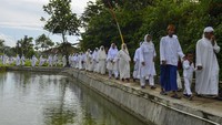 Dalam prosesi Nyepuh, masyarakat umumnya mengenakan pakaian putih. Sambil berjalan kaki warga bersolawat sambil diiringi tabuhan musik tradisional Gemyung. 