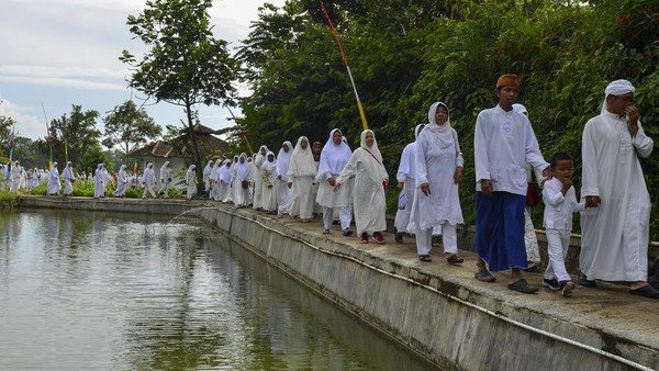 Dalam prosesi Nyepuh, masyarakat umumnya mengenakan pakaian putih. Sambil berjalan kaki warga bersolawat sambil diiringi tabuhan musik tradisional Gemyung. Dalam prosesi Nyepuh, masyarakat umumnya mengenakan pakaian putih. Sambil berjalan kaki warga bersolawat sambil diiringi tabuhan musik tradisional Gemyung.Â