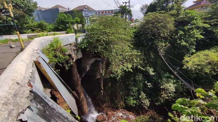 Satu pilar Jembatan Lembah Dieng putus hingga nyaris ambruk. Meski begitu, hingga saat ini belum terlihat ada perbaikan.