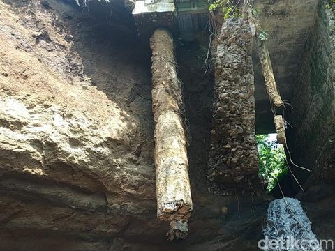 Satu pilar Jembatan Lembah Dieng Kota Malang putus hingga nyaris ambruk. Meski begitu, hingga saat ini belum ada perbaikan.