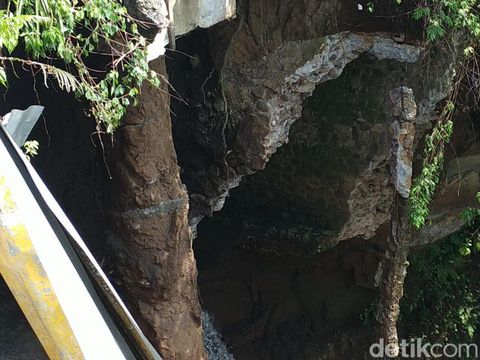 Satu pilar Jembatan Lembah Dieng Kota Malang putus hingga nyaris ambruk. Meski begitu, hingga saat ini belum ada perbaikan.