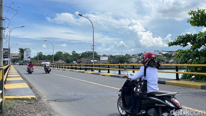 Jembatan Sumpang Minangae, Kota Parepare yang sudah banyak berlubang.
