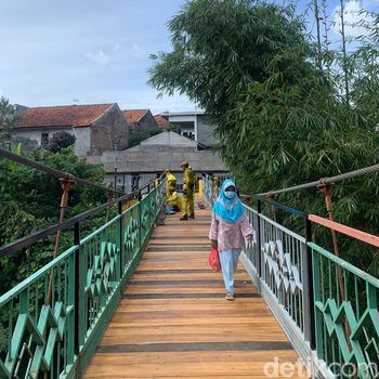 Jembatan Wiratman Karkasa, Srengseng Sawah, Jagakarsa, Jaksel, 22 Maret 2022. (Mulia Budi/detikcom) Jembatan Wiratman Karkasa, Srengseng Sawah, Jagakarsa, Jaksel, 22 Maret 2022. (Mulia Budi/detikcom)