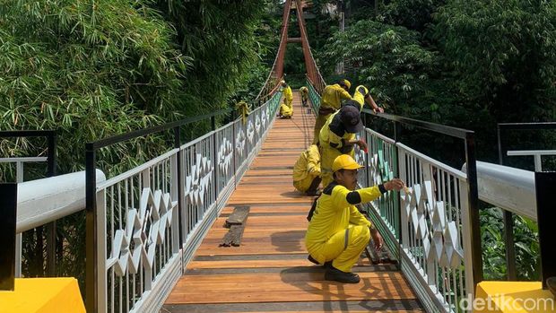 Jembatan Wiratman Karkasa, Srengseng Sawah, Jagakarsa, Jaksel, 22 Maret 2022. (Mulia Budi/detikcom)