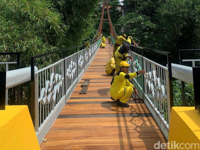 Jembatan Wiratman Karkasa, Srengseng Sawah, Jagakarsa, Jaksel, 22 Maret 2022. (Mulia Budi/detikcom)