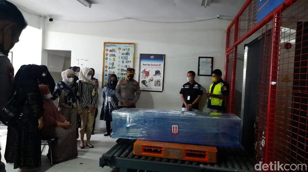 Jenazah Dirtahti Polda Gorontalo AKBP Beni Mutahir dikirim ke Surabaya. (Ajis/detikcom)