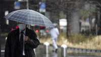 Pemerintah Jepang mengeluarkan peringatan pemadaman yang jarang terjadi karena kekurangan pasokan listrik. Kekurangan tersebut akibat penghentian beberapa pembangkit listrik tenaga batu bara terdampak gempa kuat, pekan lalu. Pemerintah menyerukan rumah tangga dan perusahaan untuk menghemat listrik. (AP Photo/Eugene Hoshiko).