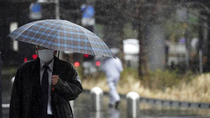 Jepang Kekurangan Pasokan Listrik, Warganya Diminta Berhemat Jepang kekurangan pasokan listrik akibat penghentian beberapa pembangkit listrik. Pemerintah pun meminta warganya berhemat listrik.