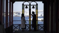 Peringatan ini datang saat wilayah Tokyo menghadapi salju dan cuaca dingin yang tidak biasa. (AP Photo/Eugene Hoshiko).
