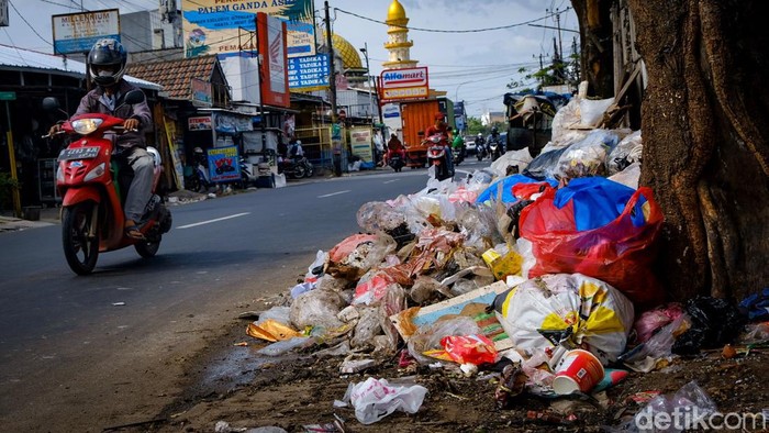 Jorok! Sampah Menumpuk di Karang Tengah Tangerang Tumpukan sampah terlihat di kawasan Karang Tengah, Tangerang, Banten. Alhasil, bau tidak sedap mengganggu warga yang melintas.