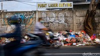 Tumpukan sampah membuat bau tidak sedap tercium pengguna jalan dan warga yang melintas.