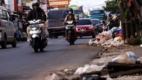 Tumpukan sampah sampai menutupi bahu jalan.