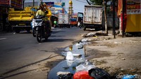 Penampakan ini mengganggu para pengguna jalan.