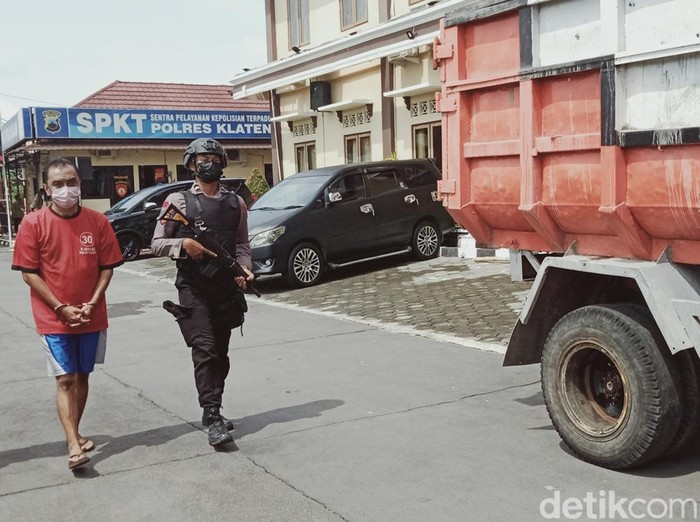 Juragan depo pasir ditangkap polisi bersama satu truk sebagai barang bukti.
