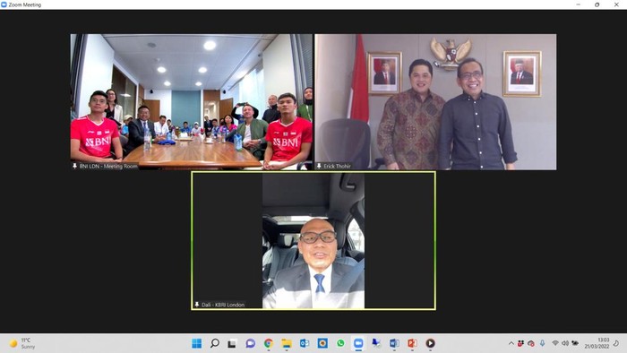 Kala Menteri BUMN Sapa Tim Bulutangkis Indonesia di London Menteri BUMN Erick Thohir, Menteri Sekretaris Negara Pratikno menyapa Anggota Tim Bulutangkis Indonesia, dan Duta Besar Republik Indonesia untuk Inggris Desra Percaya, Senin (22/3/2022) dari BNI London.