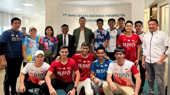Kala Menteri BUMN Sapa Tim Bulutangkis Indonesia di London Menteri BUMN Erick Thohir, Menteri Sekretaris Negara Pratikno menyapa Anggota Tim Bulutangkis Indonesia, dan Duta Besar Republik Indonesia untuk Inggris Desra Percaya, Senin (22/3/2022) dari BNI London.