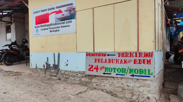 Kantong parkir di Pelabuhan Kali Adem.