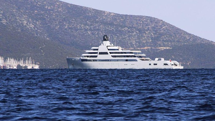 Kapal yacht milik Roman Abramovich