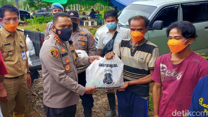 Kapolresta Banyuwangi Kombes Nasrun memberikan bantuan