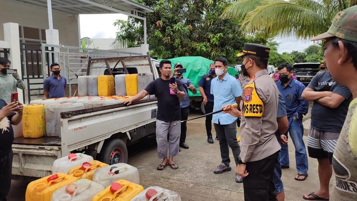 Kapolresta Samarinda Kombes Ary melakukan sidak minyak goreng dan mewanti-wanti distributor tak melakukan penimbunan (Dok. Istimewa)