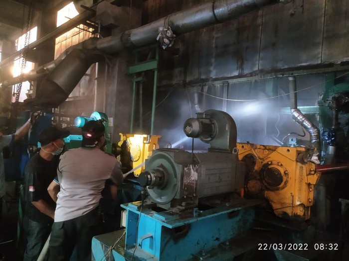 Kebakaran di ruang PM Pabrik Kertas di Desa Gondoharum, Kecamatan Jekulo, Selasa (22/3/2022).
