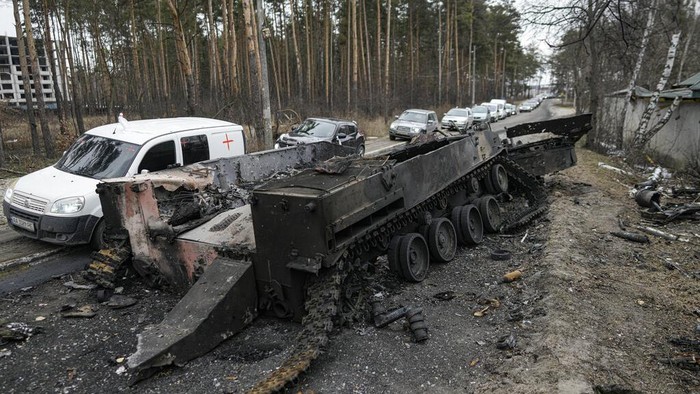 Kendaraan Taktis hingga Mobil Warga Hancur Jadi Korban Perang Rusia-Ukraina Kendaraan Taktis hingga Mobil Warga Hancur Jadi Korban Perang Rusia-Ukraina