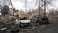 Mobil hancur setelah serangan udara malam di desa Bushiv, 40 kilometer barat Kyiv, Ukraina, Jumat, (4/3/2022). (AP/Efrem Lukatsky)