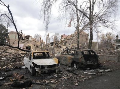 Kendaraan Taktis hingga Mobil Warga Hancur dalam Perang Rusia-Ukraina