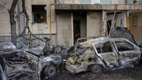 Serangan bom sehari sebelumnya di Kyiv, Ukraina, Senin, (21/3/2022), telah merusak blok apartemen dan sejumlah mobil yang ada di sekitarnya. Ketika Rusia meningkatkan upayanya untuk menyerang Mariupol, serangan daratnya di bagian lain Ukraina telah menjadi macet. Para pejabat dan analis Barat mengatakan konflik itu berubah menjadi perang gesekan, dengan Rusia membombardir kota-kota. (Foto AP/Vadim Ghirda)