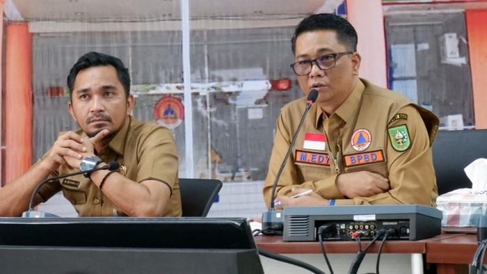Kepala BPBD Riau (kiri) dan Juru Bicara Gubernr Riau (kanan)