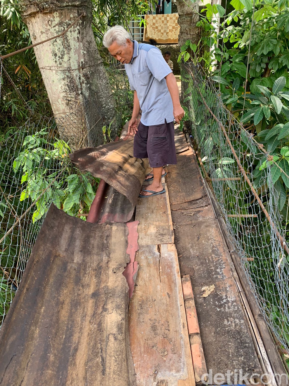 Ketua RT 05 RW 07, Kelurahan Pasir Gunung Selatan, Cimanggis, Kota Depok, Gozali, di Jembatan Indiana Jones. (Mulia Budi/detikcom)