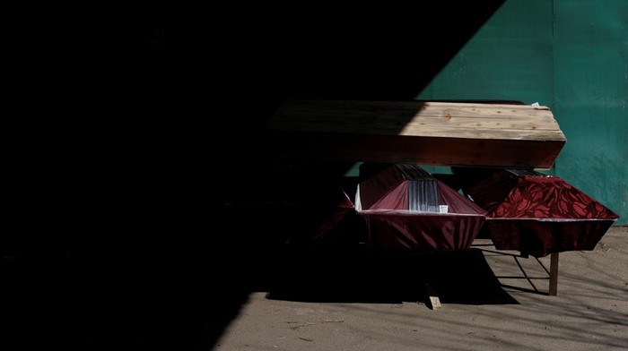Korban Perang Ukraina Diangkut Untuk Dikremasi SENSITIVE MATERIAL. THIS IMAGE MAY OFFEND OR DISTURB A priest blesses the bodies of unidentified people at a crematorium, who were killed during Russia's attack on Ukraine and were picked up by a volunteer from Hostomel, in Kyiv, Ukraine, March 20, 2022. REUTERS/Thomas Peter