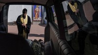 Seorang pendeta memberkati jenazah tak dikenal yang akan dikremasi. Tidak terlihat keluarga atau kerabat mengiringi proses kremasi.