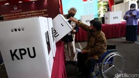 Pemilih memasukkan surat suara ke dalam kotak suara dalam simulai Pemilu 2024.