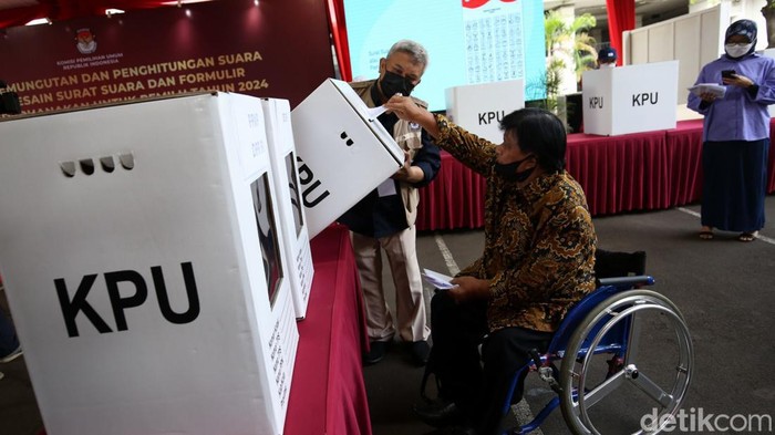 Ketua KPU Ilham Saputra melalukan simulasi pemungutan dan penghitungan suara dengan desain surat suara dan formulir yang disederhanakan untuk pemilu tahun 2024 di Halaman Kantor KPU, Jakarta, Selasa (22/3/2022). Penyelenggaraan simulasi ini dalam rangka mempersiapkan dan menyukseskan pemilu 2024 secara maksimal.