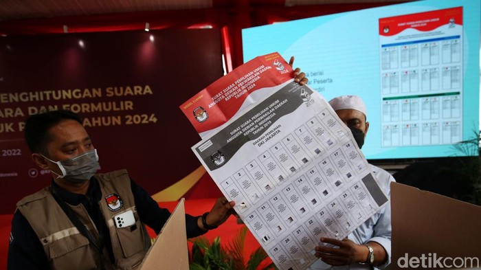 Ketua KPU Ilham Saputra melalukan simulasi pemungutan dan penghitungan suara dengan desain surat suara dan formulir yang disederhanakan untuk pemilu tahun 2024 di Halaman Kantor KPU, Jakarta, Selasa (22/3/2022). Penyelenggaraan simulasi ini dalam rangka mempersiapkan dan menyukseskan pemilu 2024 secara maksimal.