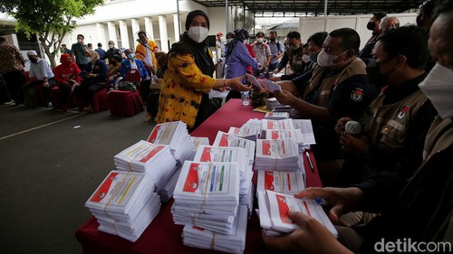 Ketua KPU Ilham Saputra melalukan simulasi pemungutan dan penghitungan suara dengan desain surat suara dan formulir yang disederhanakan untuk pemilu tahun 2024 di Halaman Kantor KPU, Jakarta, Selasa (22/3/2022). Penyelenggaraan simulasi ini dalam rangka mempersiapkan dan menyukseskan pemilu 2024 secara maksimal.