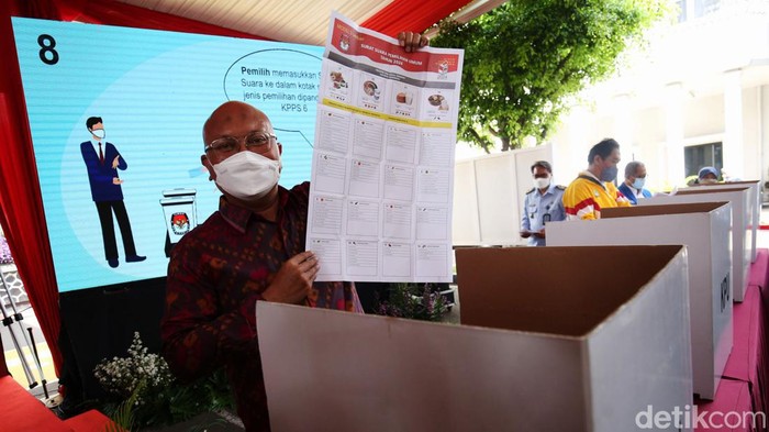 KPU Gelar Simulasi Pemilu Ketua KPU Ilham Saputra melalukan simulasi pemungutan dan penghitungan suara dengan desain surat suara dan formulir yang disederhanakan untuk pemilu tahun 2024 di Halaman Kantor KPU, Jakarta, Selasa (22/3/2022). Penyelenggaraan simulasi ini dalam rangka mempersiapkan dan menyukseskan pemilu 2024 secara maksimal.