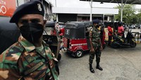 Tentara Sri Lanka berjaga di sebuah SPBU di Colombo, Sri Lanka, 22 Maret 2022.