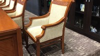 Sementara itu, kursi anggota DPR di ruang rapat Komisi III masih menggunakan kursi model sofa dengan side chair dari kayu. (Firda/detikcom)