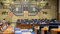 Kursi lama tak memiliki sandaran yang tinggi. Kursi lama itu juga tak memiliki roda seperti kursi baru di Komisi IX DPR RI. (Firda/detikcom)