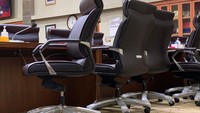 Kursi baru untuk anggota DPR ini berwarna cokelat, sedangkan kursi pimpinan Komisi IX berwarna hitam sama seperti sebelumnya. Sedangkan kursi untuk mitra kerja, seperti menteri serta kepala badan atau lembaga, masih kursi lama. (Eva/detikcom)