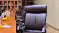 Kursi dalam ruang rapat itu masih dalam kondisi baru, bahkan masih ada yang diselimuti plastik. Saleh mengusulkan agar kursi DPR itu diganti dengan yang lama. (Eva/detikcom)