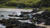 Traveler pun dilarang berenang dan main surfing di luar wilayah laguna Pulau Reunion. Ratusan ekor hiu sudah siap menyerang jika traveler tetap nekat berenang di perairan yang cukup dalam di pulau itu.
