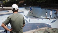 Sejumlah pemuda beraksi di skatepark Saint Denis, di pulau La Reunion.