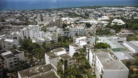Pemandangan antara stasiun kabin Bancoul dan Moufia, di Saint-Denis de la Reunion, di pulau La Reunion, Samudra Hindia Prancis, Rabu, (16/3/2022). Pulau Reunion adalah sebuah pulau kecil di Samudera India. Pulau ini punya pemandangan seindah surga. Air lautnya berwarna biru jernih dan pasir pantainya putih menggoda.