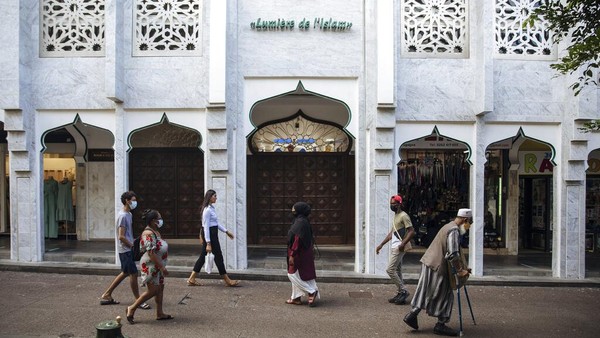 Orang-orang melewati Masjid Noor-E-Islam, masjid tertua kedua di Prancis, di Saint-Denis de la Reunion, di pulau La Reunion.